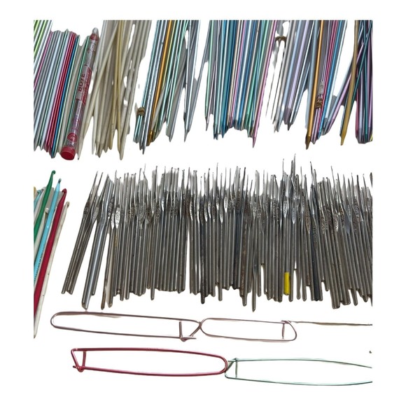 HUGE LOT VTG KNITTING  CROCHET NEEDLES BOYE  ALUMINUM Plastic WOOD ACCESSORIES - Picture 5 of 10